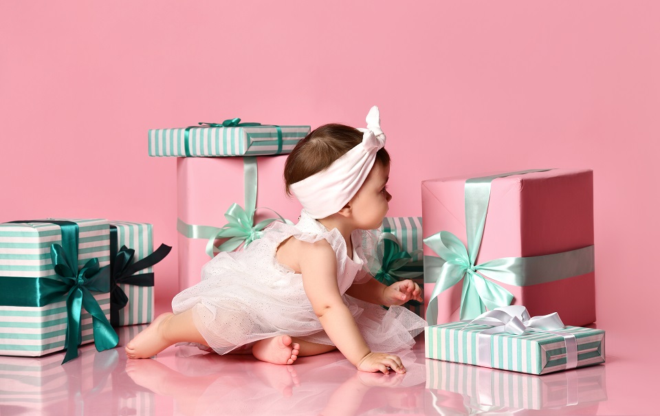 10 vêtements intemporels à offrir pour une naissance