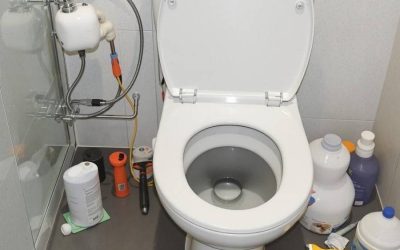 Comment déboucher vos toilettes : Guide complet pour résoudre ce problème courant