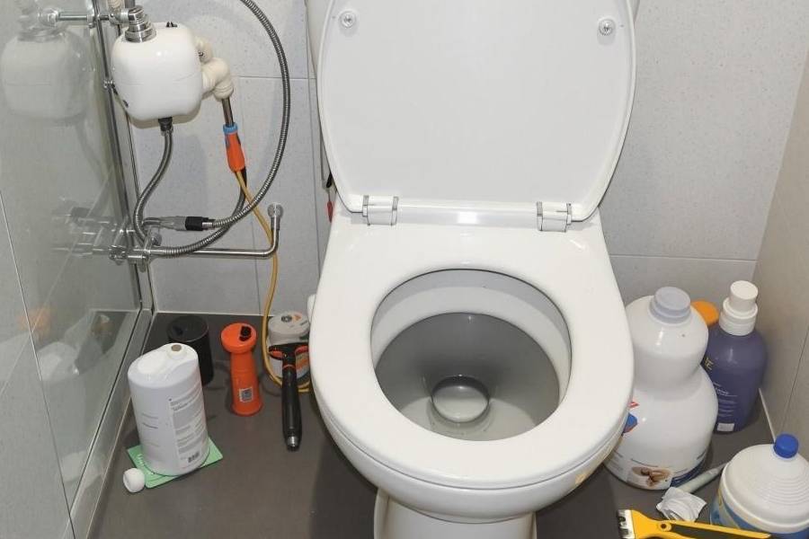 Comment déboucher vos toilettes : Guide complet pour résoudre ce problème courant